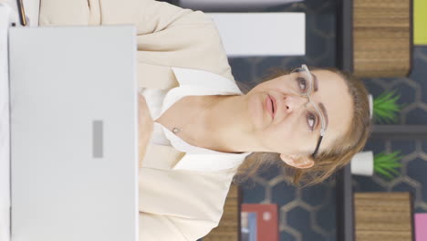 Vertical-video-of-Bored-unhappy-business-woman.